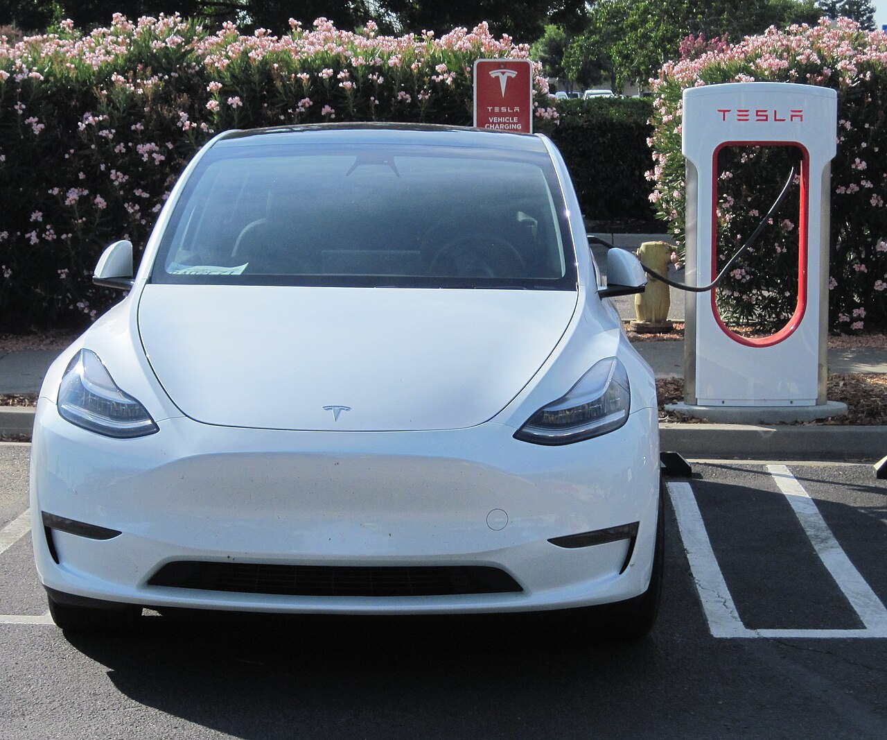 特斯拉Model 3在超级充电站充电,网约车司机的充电成本是关键
