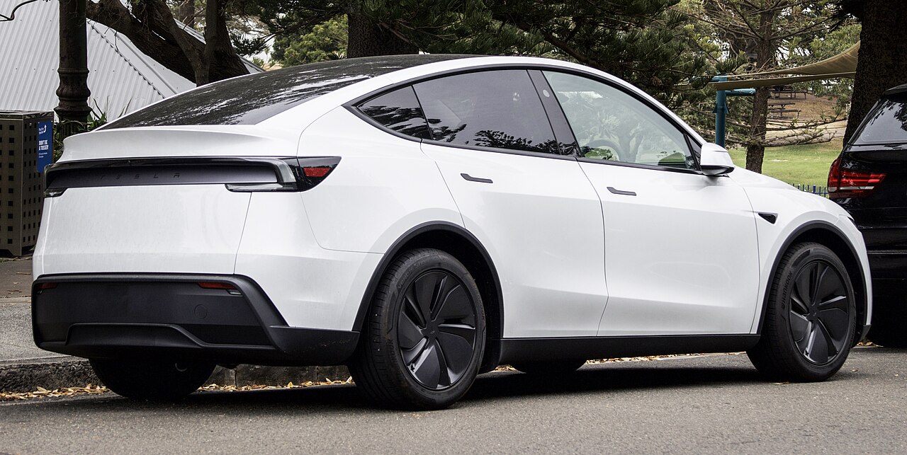 2025款特斯拉 Model Y 车尾,电动尾门开启高度是车库停车要注意的关键尺寸