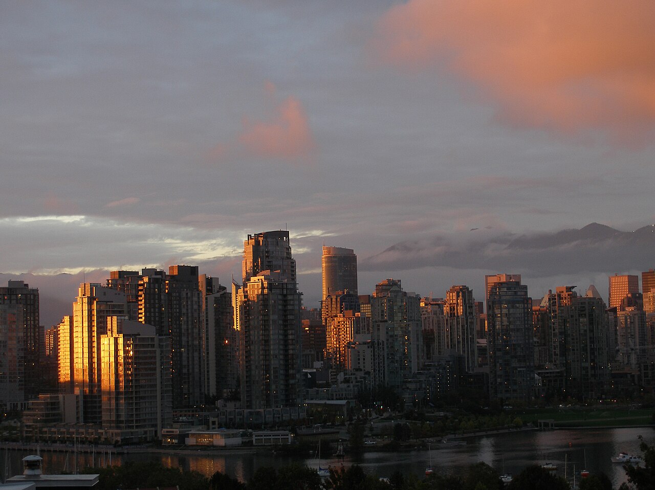 温哥华夜景,BC Hydro夜间11点后充电享每度5分折扣