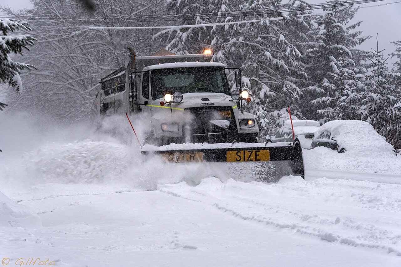 北美冬季铲雪撒盐车在积雪道路上作业,道路盐是特斯拉底盘生锈的主因